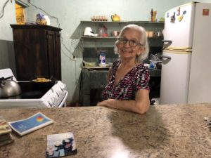 Elena en la cocina de su casa