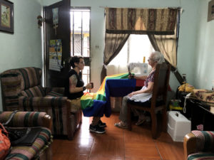 Elena apoya a su nieta Shi Alarcón, activista LGBTI. Cada año cose banderas para la marcha del orgullo en Costa Rica