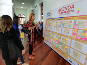 Lola Vásquez visualizando los resultados de la agenda colaborativa de AbreLatam 2019